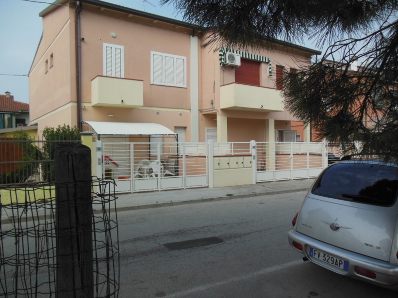We offer for sale a large two-room apartment in a small building just 100 meters from the seafront of Porto Garibaldi