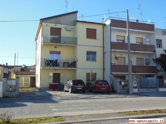 -We offer for sale residential apartment of approx. 100 in the town center close to all services