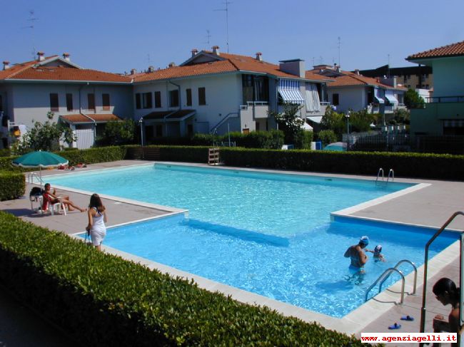 Porto Garibaldi - Vendesi  appartamento trilocale piano terra in residence con piscina a soli 150 mt dal mare con posto auto  e ampio scoperto privato .