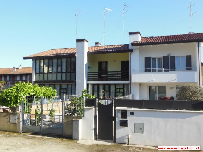 Wir bieten zum Verkauf Dreizimmer-Einfamilienhaus mit zwei Terrassen und einem großen Garten nur 100 Meter vom Meer entfernt