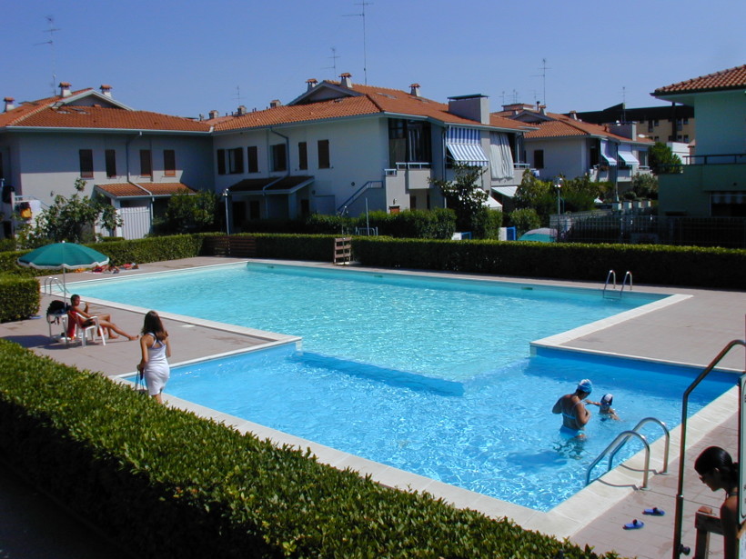 We offer for sale three-room apartment on the ground floor in a residence with swimming pool