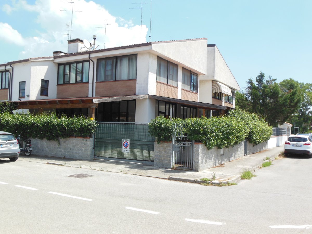 Lidi Ferraresi - Porto Garibaldi - Dreizimmervilla zum Verkauf mit großem privatem Innenhof, nur 500 Meter vom Meer entfernt