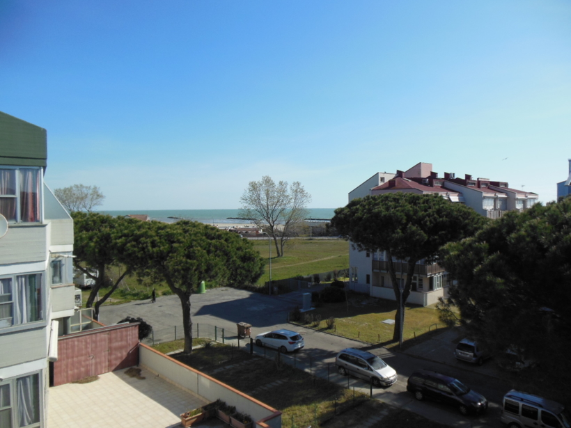 In Porto Garibaldi bieten wir in einer kleinen Eigentumswohnung eine Zweizimmerwohnung im dritten Stock mit herrlichem Meerblick zum Verkauf an