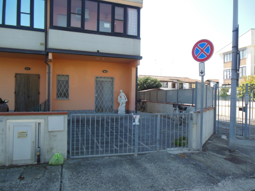 Proponiamo in vendita appartamento trilocale al piano terra a soli 150 mt dal mare con ampio giardino e posto auto