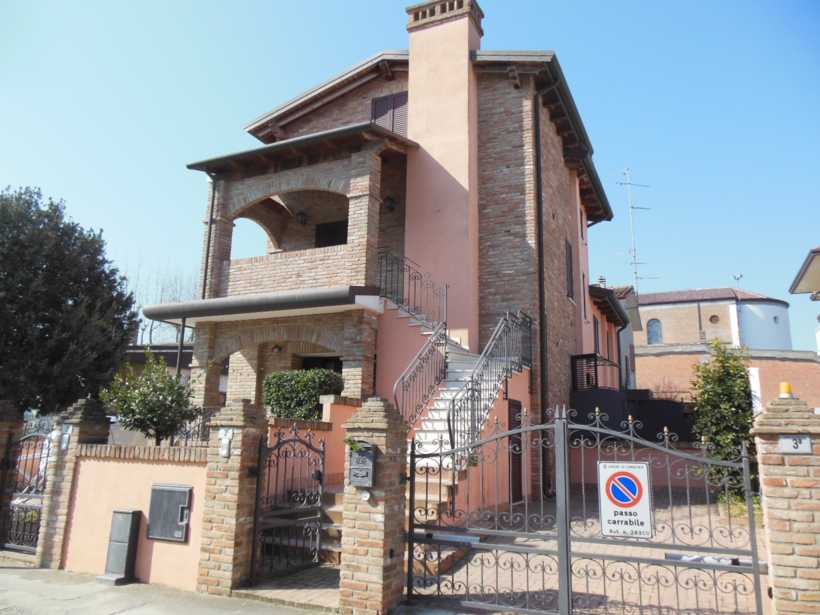 Porto Garibaldi - vendesi  bella villetta residenziale in zona centrale  con  entrata indipendente  e con ottime rifiniture