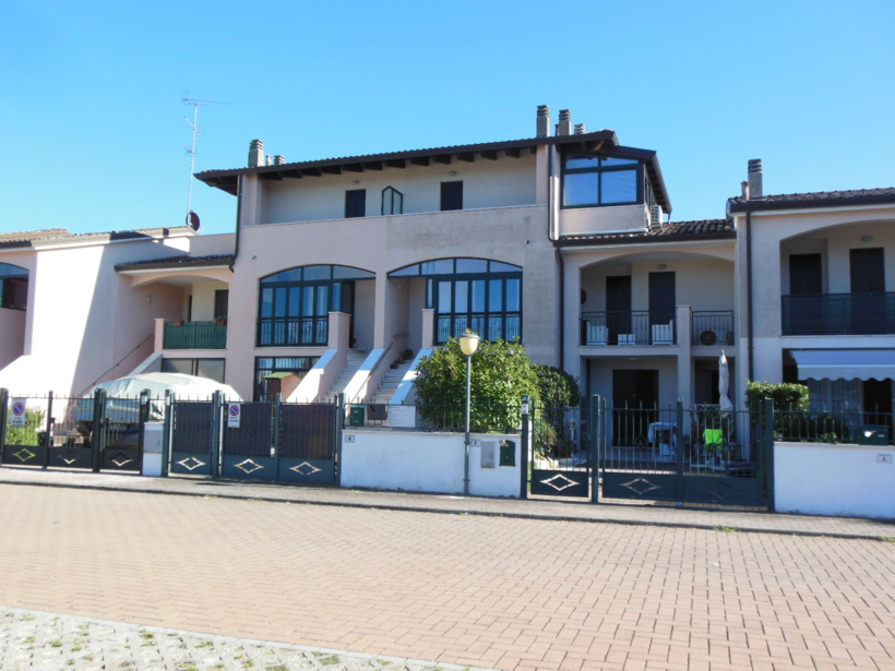 Wir bieten zum Verkauf eine Wohnwohnung vertikal in der Nähe des Zentrums und nur wenige Schritte vom Kanalhafen von Porto Garibaldi entfernt