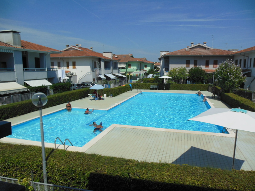 Vendesi appartamento trilocale al piano primo in residence con piscina vicino al mare e al centro