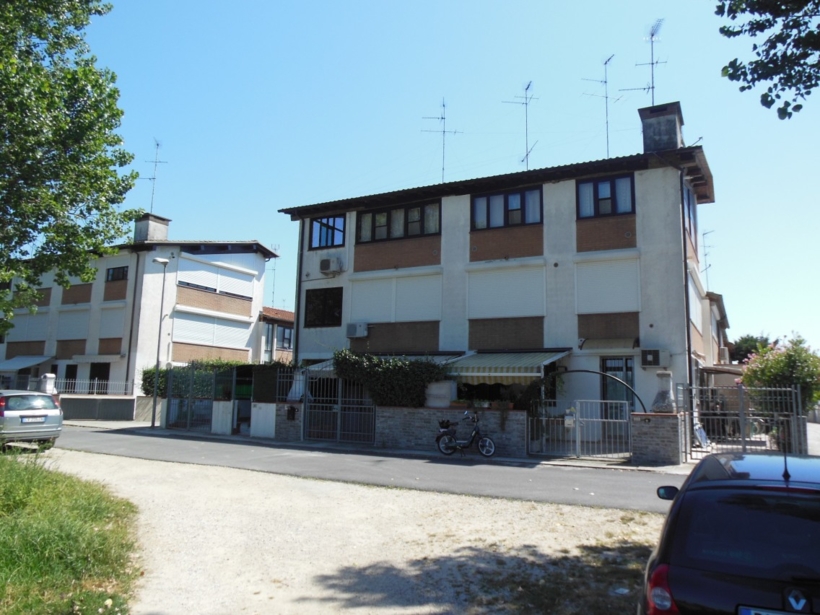 Wir bieten zum Verkauf eine Dreizimmerwohnung in einem Gebäude im zweiten Stock mit Garten und Parkplatz, nur 250 Meter vom Meer entfernt.