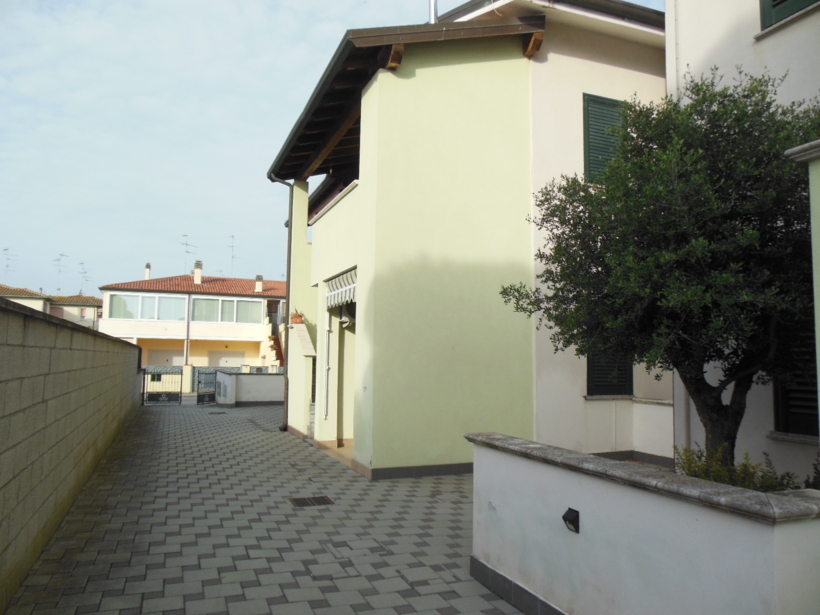 For sale in Lido degli Estensi Ground floor villa with large porch and corner garden