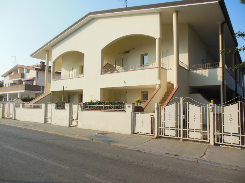 Lido Estensi - Lidi Ferraresi - neu gebaute Wohnung zum Verkauf in einem Gebäude, nur wenige Schritte vom Meer entfernt und in der Nähe des Touristenhafens.