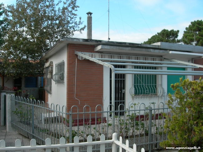 Vendesi a Lido degli Scacchi villetta trilocale in  bifamiliare in residence con spiaggia privata e garage