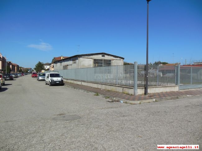 San Giuseppe - Comacchio - in einem Wohngebiet zu verkaufendes Baugrundstück mit Lagerhalle