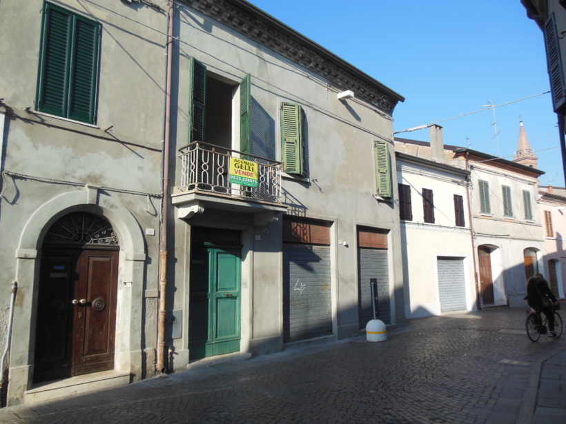 Großes Einfamilienhaus zum Verkauf mit Innenhof im historischen Zentrum von Comacchio mit Zugang von der Via Bonnet und der Via dei Bottai