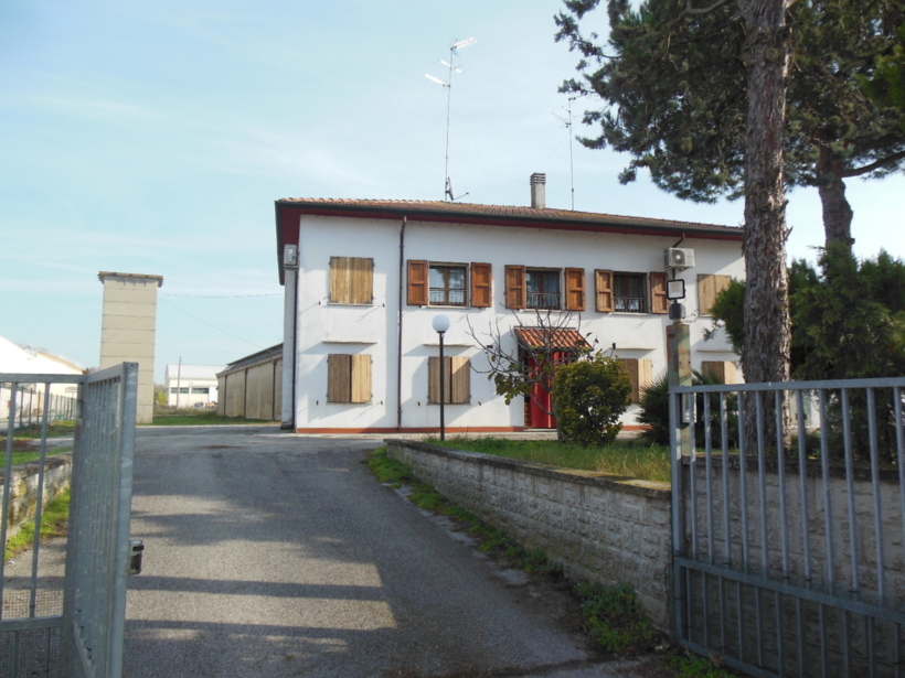 Comacchio - San Giuseppe - zum Verkauf Gebäudekomplex Schuppen und zwei Wohneinheiten auf einem Grundstück von 3.000 Quadratmetern bequem zu Dienstleistungen zu den Kommunikationsw
