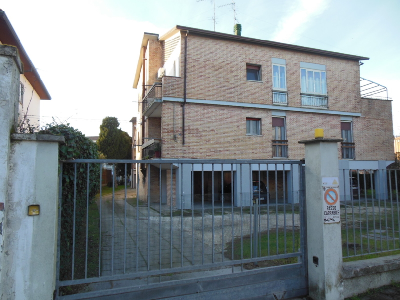 Comacchio zum Verkauf in ausgezeichneter Lage große Wohnung und Garage