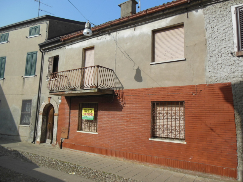 Comacchio - centro storico  ai piedi del Treponti vendesi  fabbricato  di ampia metratura  da ristrutturare