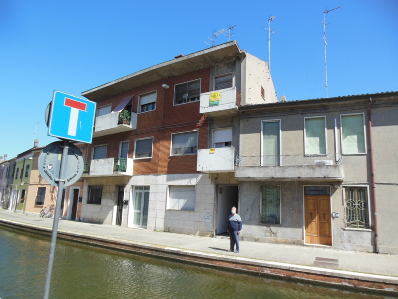 Comacchio- centro storico a due passi dalla Torre  dell'orologio vendesi  ampio appartamento bilocale  al secondo piano  con ripostiglio al pano terra