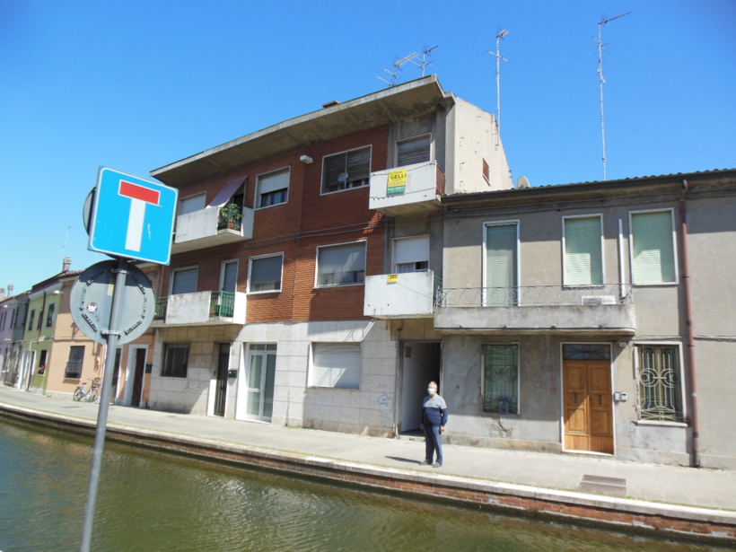 Comacchio - Altstadt einen Steinwurf vom Uhrenturm entfernt zu verkaufen große Zweizimmerwohnung im zweiten Stock mit Abstellraum im Erdgeschoss