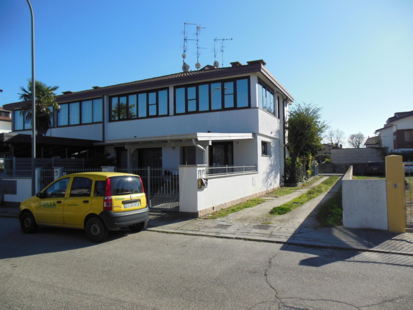 Comacchio Location San Giuseppe zu verkaufen in einem kleinen Gebäude mit vier großen Wohneinheiten mit Innenhof und Garage