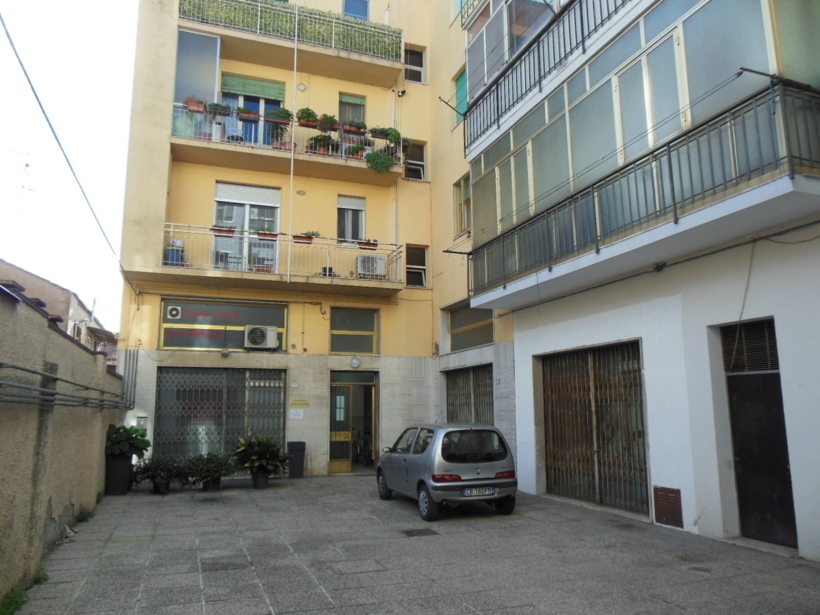 Comacchio -  centro storico - a due passi dalla torre dell'orologio - vendesi appartamento  quadrilocale  con cantina