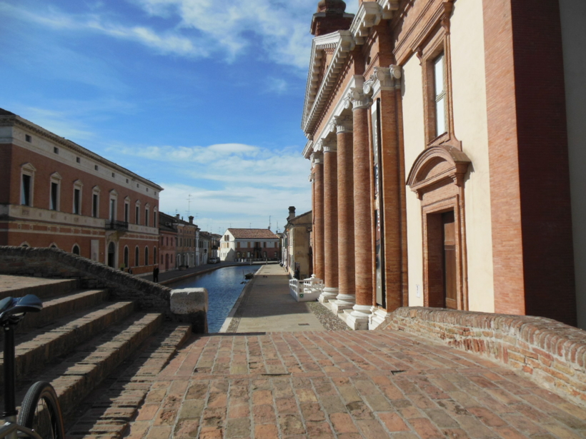 Comacchio -  centro storico - a due passi dalla torre dell'orologio - vendesi appartamento  quadrilocale  con cantina