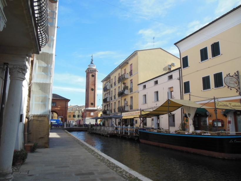 Comacchio - in zona tranquilla e comoda al centro  vendesi appartamento di ampia metratura  con garage