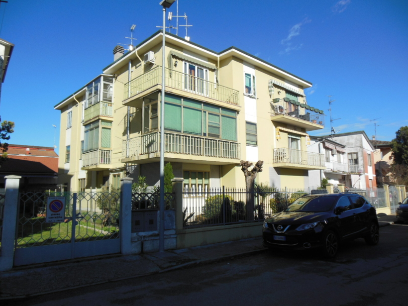 Comacchio  vendesi in piccola palazzina di 5 unita  appartamento di ampia metratura con garage