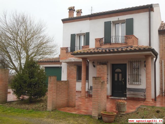 We offer for sale in Migliarino Villa on two levels of large size