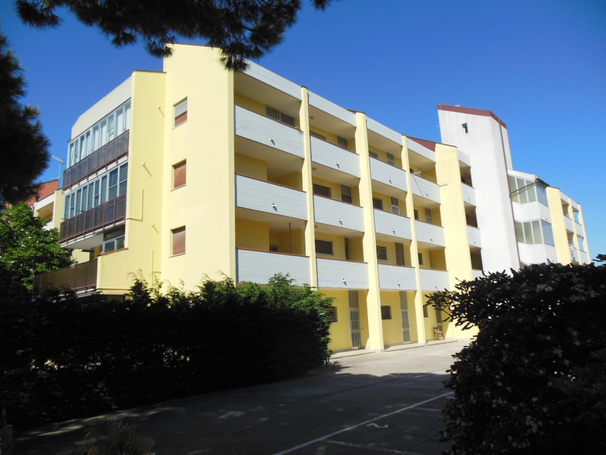 Porto Garibaldi bieten wir in einem kleinen Eigentumswohnungskontext eine Zweizimmer-Immobilieneinheit im Erdgeschoss mit einer großen Veranda-Terrasse in der Nähe des Meeres zum Verkauf an