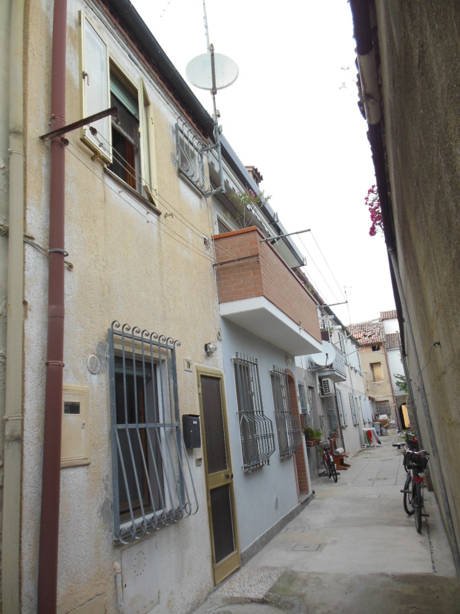 Comacchio bieten wir im historischen Zentrum in der Nähe aller Dienstleistungen eine vertikale Zweizimmerwohnung zum Verkauf an.