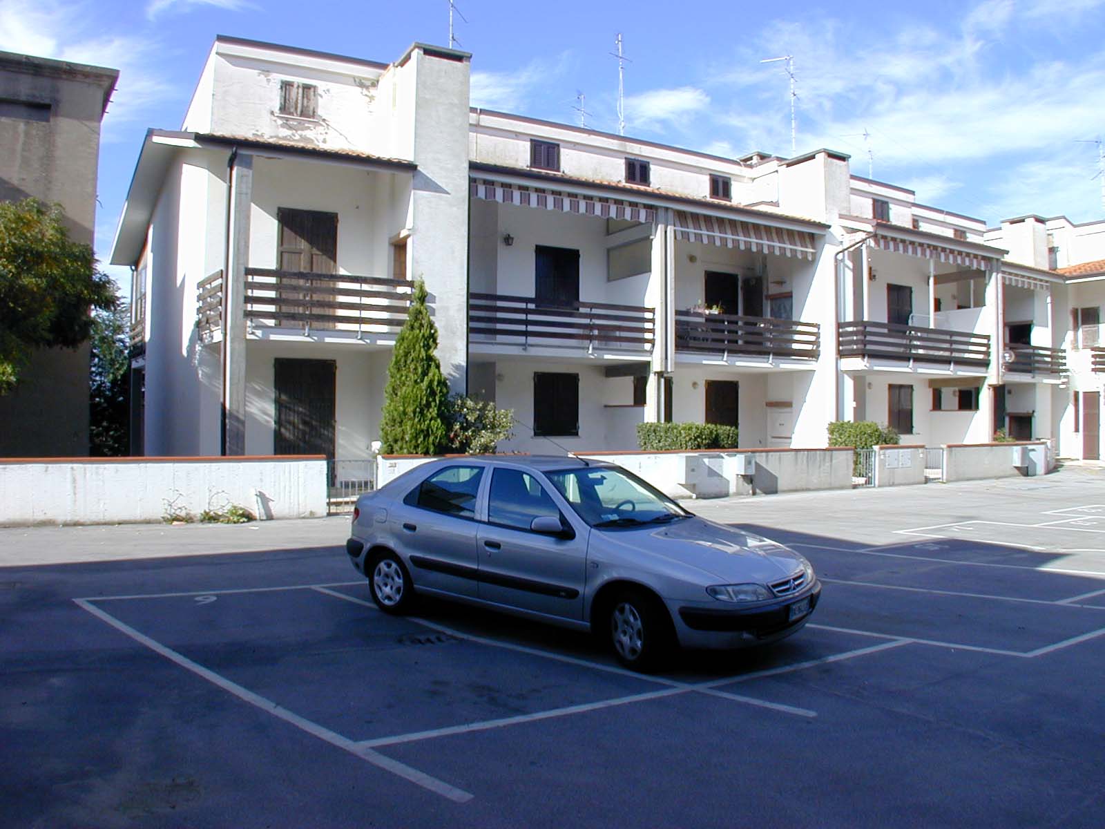 Proponiamo in vendita  Appartamento trilocale con terrazzo a soli 250  mt dal mare
