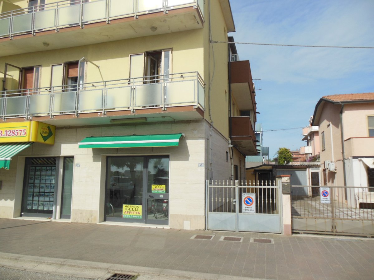 Porto Garibaldi - Lidi Ferraresi - For sale in a small building, large two-room apartment very close to the sea