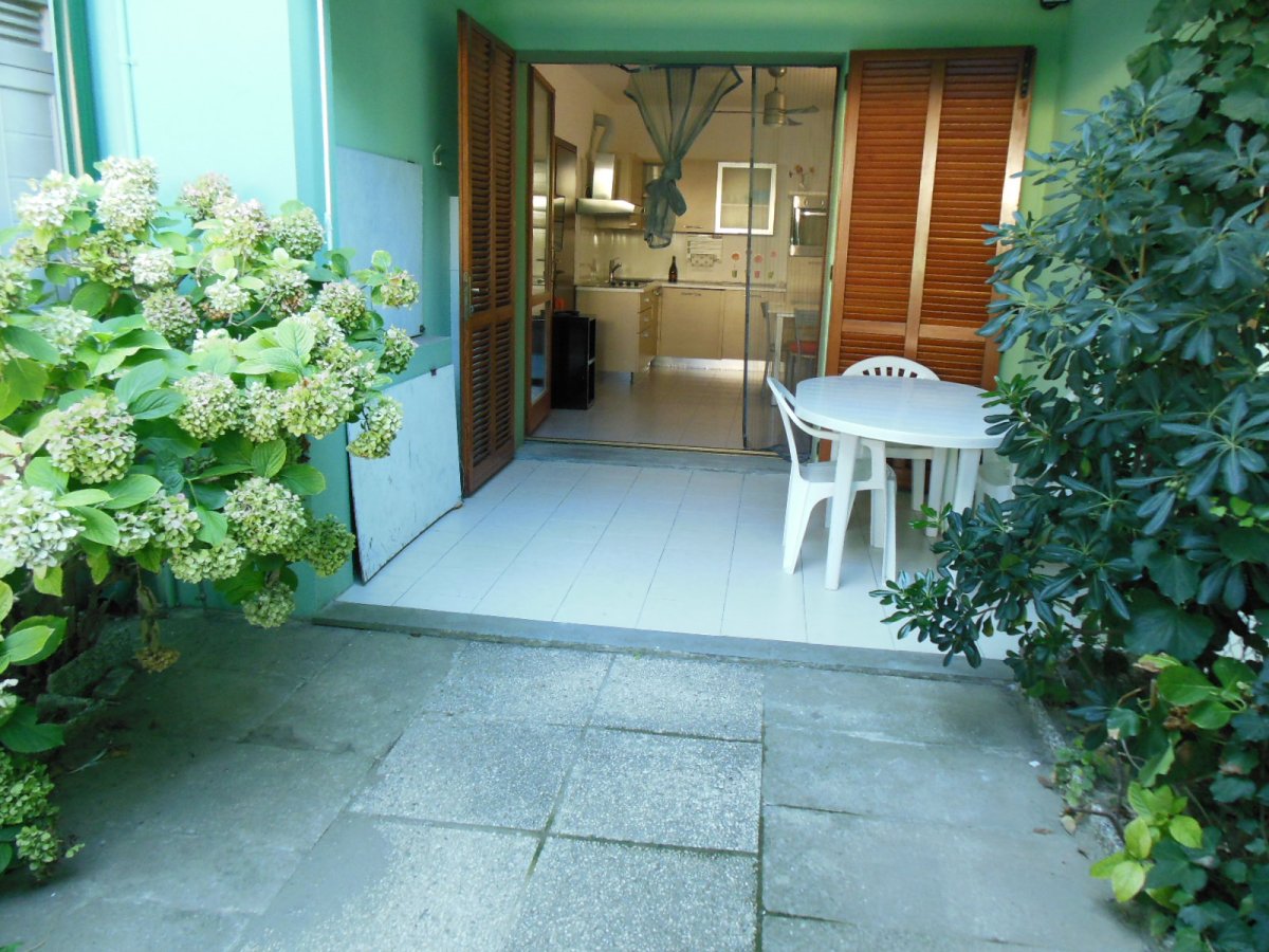 Vendesi appartamento trilocale al piano terra in residence con piscina vicino al mare e al centro