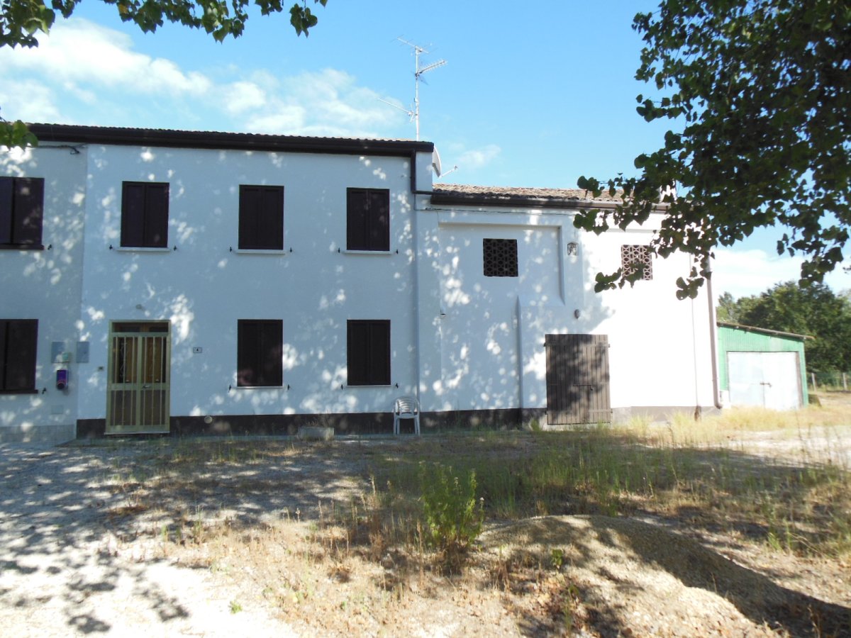 Lido Scacchi - Lidi Ferraresi - nicht weit vom Meer entfernt zu verkaufende Doppelhaushälfte mit Innenhof von ca. 1100 und mit verschiedenen Gebäuden, die als Lagerhäuser genutzt wurden.