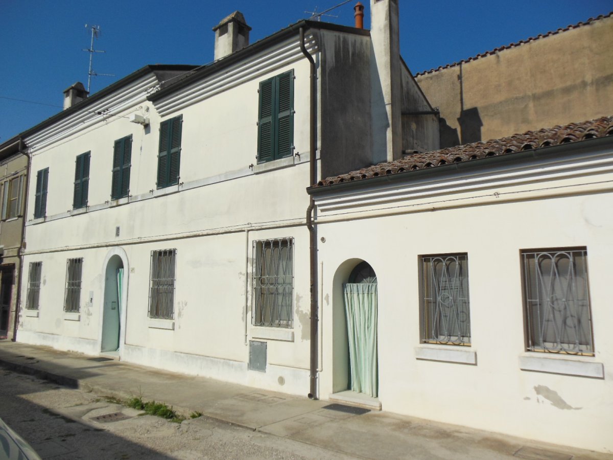 Lidi Ferraresi – Comacchio – verkehrsgünstig gelegenes Haus zum Verkauf in ausgezeichnetem Zustand mit Garage und Waschküche