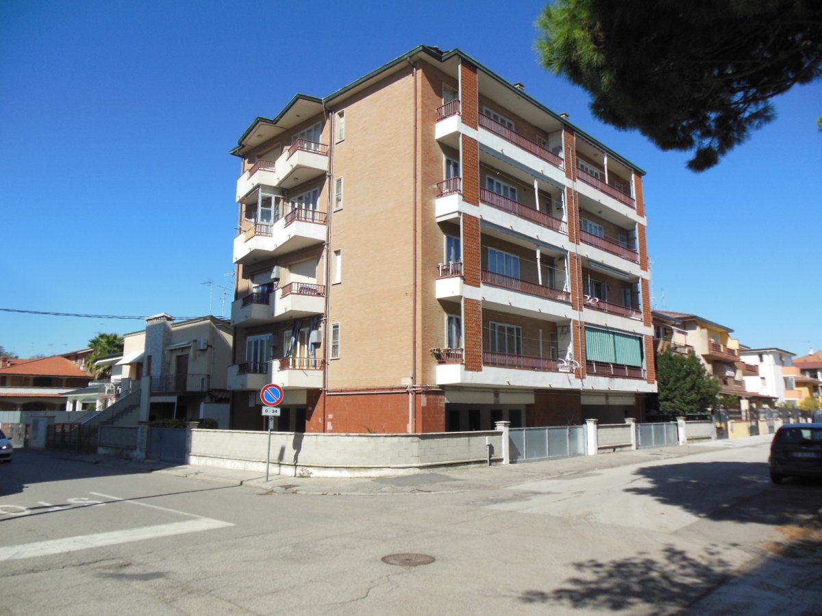 Porto Garibaldi - Lidi Ferraresi - For sale in a small building, nice studio apartment on the second floor very close to the sea with lift and cellar