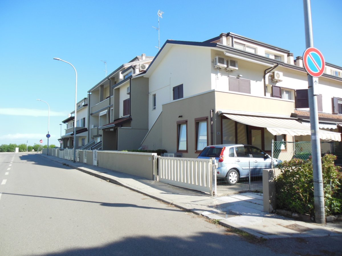 Porto Garibaldi - Lidi Ferraresi - Vendesi  in piccola palazzina  grazioso bilocale   vicinissimo al mare con piccola corte privata