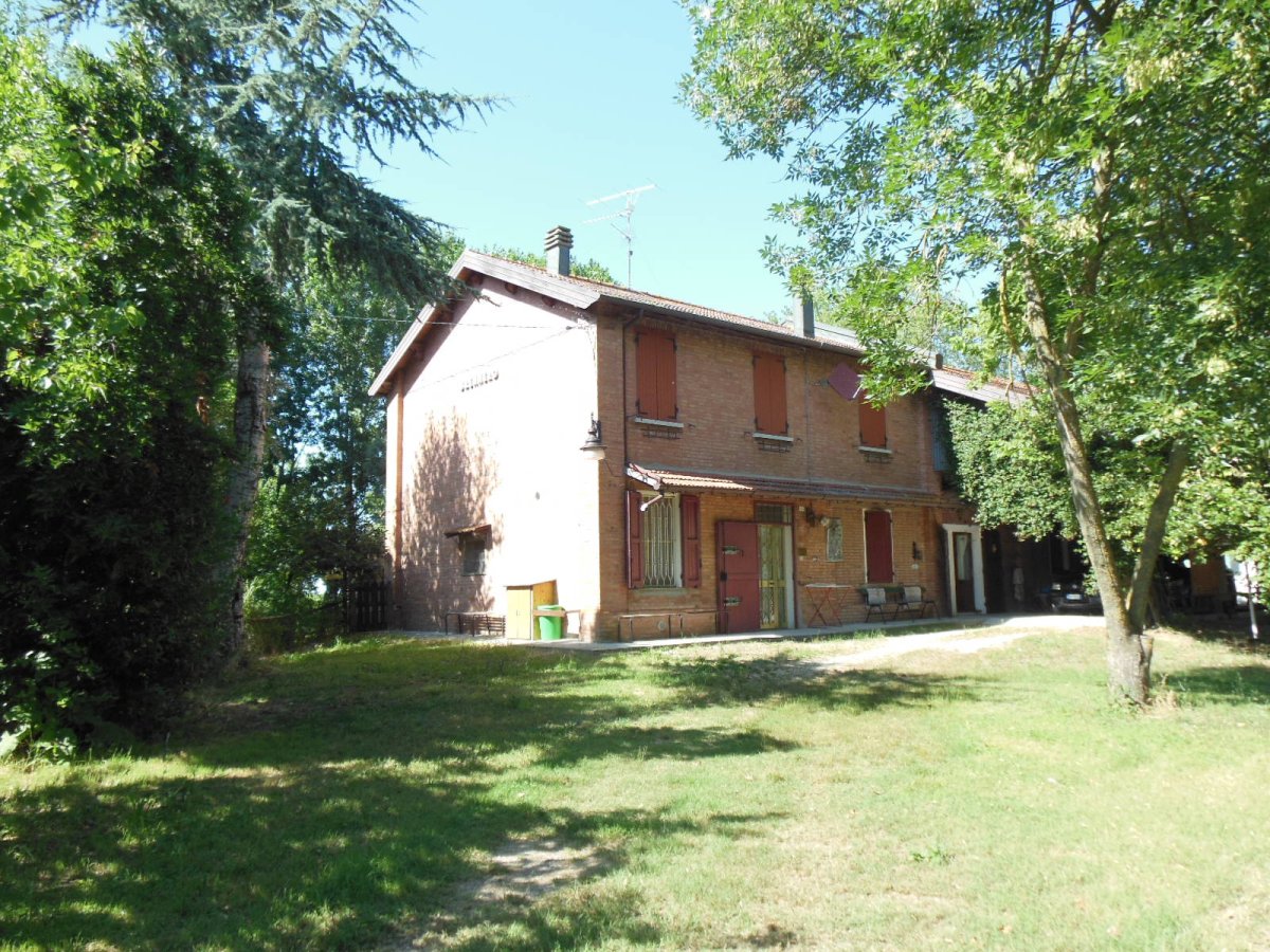 Near Comacchio - Lidi Ferraresi - interesting large farmhouse for sale with a courtyard of approx. 10,000.00 with small pond.