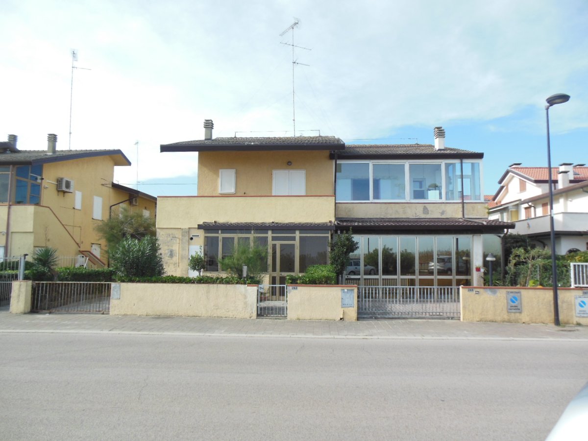 Sul lungomare di Porto Garibaldi - Lidi Ferraresi - vendesi villetta trilocale con terrazzo  vista mare  