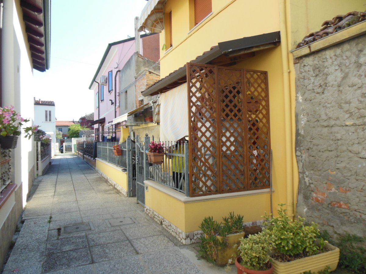 Comacchio – in der Nähe des Zentrums und in günstiger Nähe zu den Dienstleistungen. Einfamilienhaus auf zwei Ebenen in ausgezeichnetem Zustand zu verkaufen