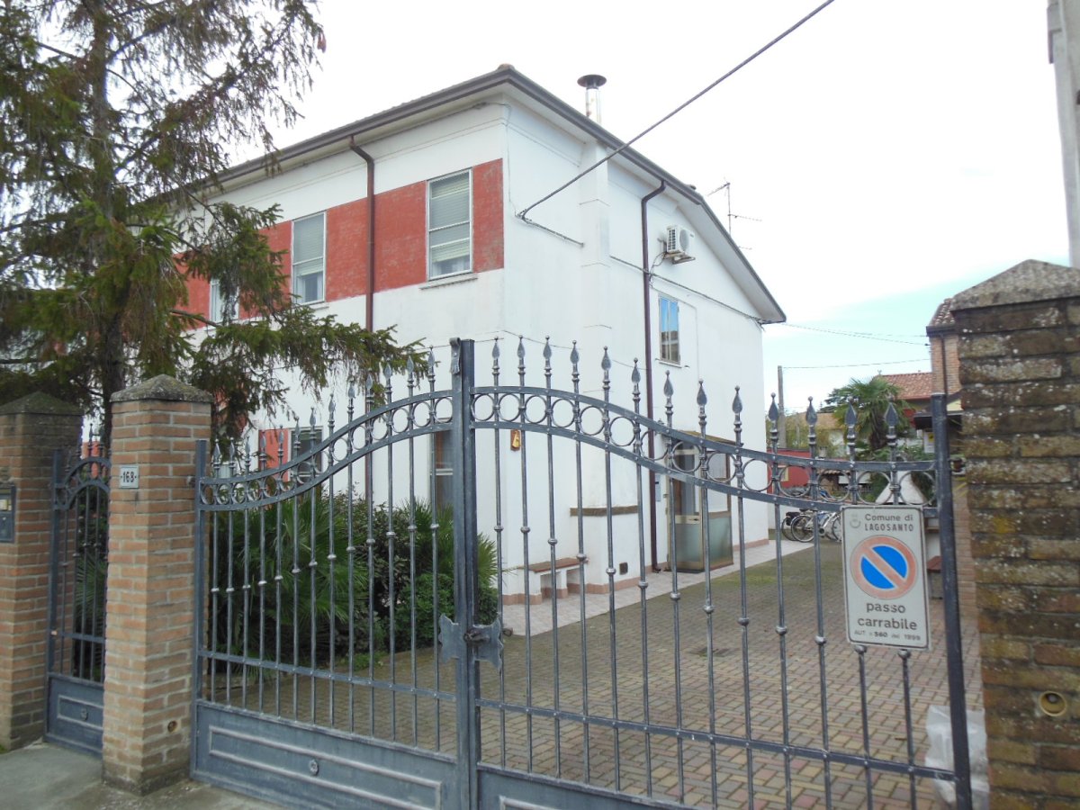 Lagosanto - a stone's throw from the sea of Lido Nazioni - for sale semi-detached portion with garage, warehouse and garden