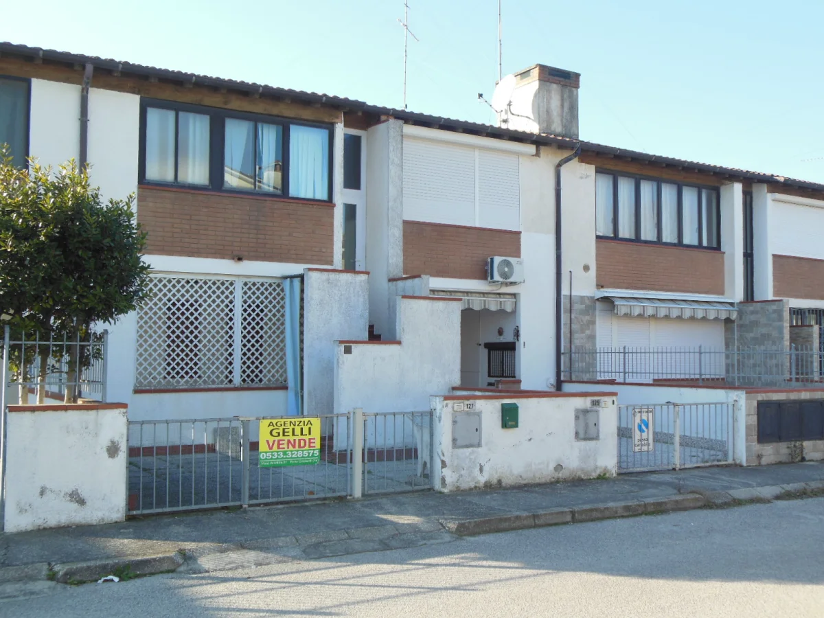 Vendesi Porto Garibaldi - lidi Ferraresi- appartamento  trilocale  con ampio terrazzo verandato e cortile con posto auto