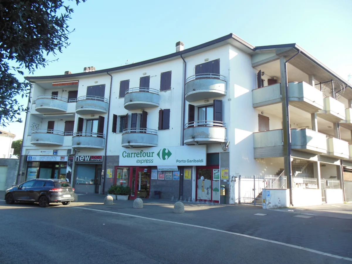 Porto Garibaldi - Lidi di Comacchio - vendesi interessante appartamento trilocale in centro e vicino al mare con posto auto