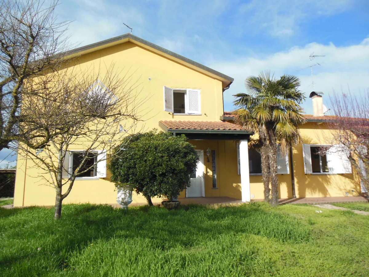 San Giovanni - nelle vicinanze di Comacchio e del mare vendesi casa di ampia metratura di recente ristrutturazione 